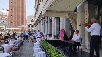 Venetië Italië 5 juli 2020 musicus in Venetië Bij san marco plein video