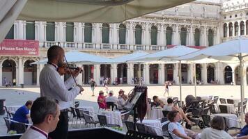 Veneza Itália 5 Julho 2020 músico dentro Veneza às san marco quadrado video