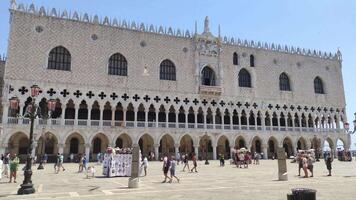Venetië Italië 5 juli 2020 palazzo hertogelijk in Venetië in Italië met toeristen video