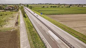 fantastisk hyperlaps antenn antal fot av en upptagen italiensk motorväg fångande de strömma av trafik video