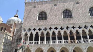 Venetië Italië 5 juli 2020 palazzo hertogelijk in Venetië in Italië met toeristen video