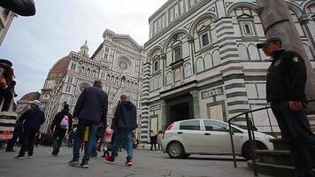 dettaglio di il piazza del duomo nel Firenze con turisti visitare esso su un' nuvoloso giorno con il leggero quello migliora il colori video
