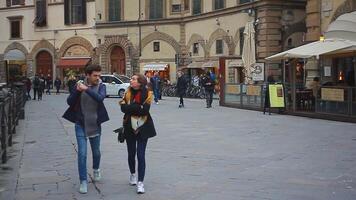 piazza della Signoria dans Florence plein de touristes qui visite il pendant une hiver journée video