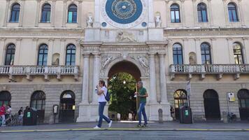 padova Italia 18 julio 2020 reloj torre en padua en Italia con personas caminando video
