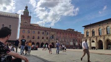 bologna Italien 17 juni 2020 se av piazza maggiore i bologna Italien full av människor video