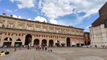 Bolonia Italia 17 junio 2020 ver de plaza maggiore en Bolonia Italia lleno de personas video