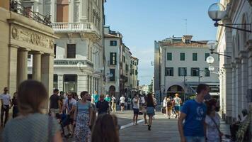 Padova Itália 18 Julho 2020 pessoas caminhando dentro Cavour quadrado dentro Padua dentro Itália video