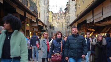visie van de Ponte vecchio in Florence vol van toeristen wandelen tussen de winkels in de dezelfde brug video