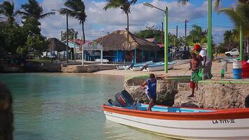 bayahibe Dominikanska republik 22 januari 2020 Dominikanska Pojkar styrelse de båt video