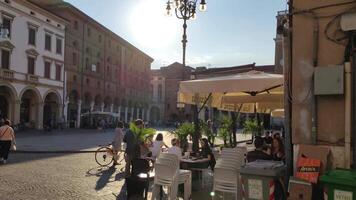 rovigo Italië 5 juni 2020 mensen met medisch masker in de Italiaans stad van rovigo gedurende covid noodgeval video