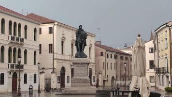 rovigo Italia 17 julio 2020 garibaldi paseo un caballo bronce estatua en rovigo en Italia video