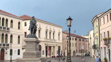 rovigo Italië 17 juli 2020 garibaldi rijden een paard bronzen standbeeld in rovigo in Italië video