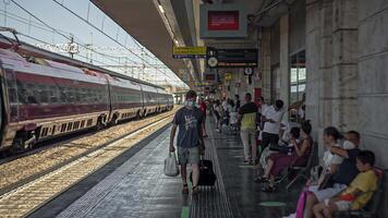 Padova Itália 18 Julho 2020 pessoas e Viajantes dentro a Padua estrada de ferro estação dentro Itália video