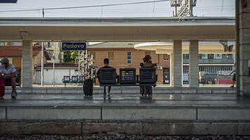 Padoue Italie 18 juillet 2020 gens attendez pour le train banc dans Padoue chemin de fer station dans Italie video