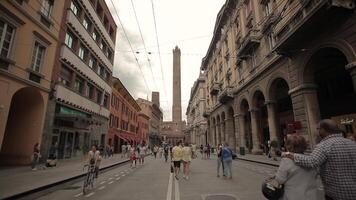 Bolonha Itália 17 Junho 2020 Visão do através da Rizzoli dentro Bolonha com torre degli Asinelli às a fim do a rua video