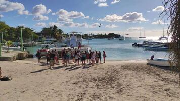 bayahibe domenicano repubblica 22 gennaio 2020 atterraggio turisti su il bayahibe spiaggia video