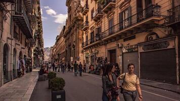 hora lapso de vía maqueda en palermo demostración el movimiento de personas a lo largo el curso video