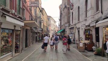 Veneza Itália 5 Julho 2020 pessoas caminhando dentro Veneza beco video