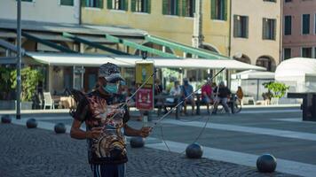 Padova Italië 18 juli 2020 Mens creëert zeep bubbels in de stad video