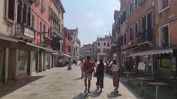 Veneza Itália 5 Julho 2020 pessoas caminhando dentro Veneza beco video