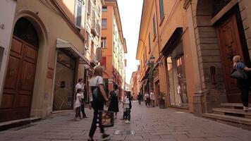 Bolonia Italia 17 junio 2020 Bolonia callejón con personas video