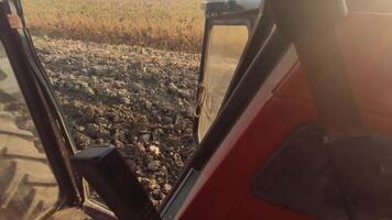 detalle de un tractor arada en el campo en granja video