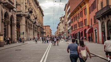 hora lapso de el ver de vía rizzoli en Bolonia con torre degli asinelli a el final de el calle 4k imágenes video