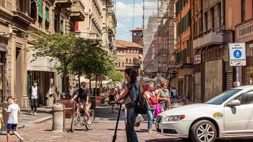 Zeit Ablauf von das Aussicht von Bologna Gasse mit Menschen 4k Aufnahmen video