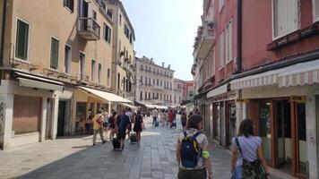 Venetië Italië 5 juli 2020 mensen wandelen in Venetië steeg video