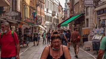 Veneza Itália 5 Julho 2020 Tempo lapso do caminhando pessoas dentro Veneza beco video