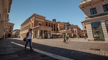 Padova Italië 18 juli 2020 tijd vervallen van echt leven tafereel in padua straat in cavour sqaure met mensen video