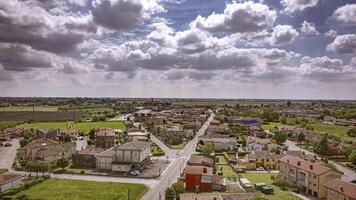 betoverend hyperlapse antenne beeldmateriaal van een landelijk dorp in noordelijk Italië reeks onder een bewolkt lucht video