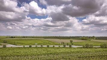 encantador hiperlapso aéreo imágenes exhibiendo el nublado del Norte italiano campo con lozano campos y rural paisajes video