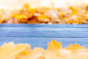 vacío de madera mesa naturaleza bokeh antecedentes con otoño amarillo arce hoja huésped modelo burlarse de arriba para monitor de producto Copiar espacio foto