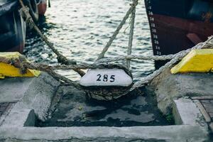 cerca arriba de barco cuerda atado en figura ocho listón enganche foto