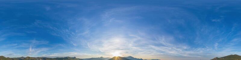 sin costura panorama de cielo con ligero nubes en esférico equirrectangular formato con completar cenit para utilizar en 3d gráficos, juego y para composicion en aéreo zumbido 360 la licenciatura panoramas como un cielo cúpula. foto