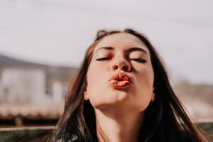 contento joven sonriente mujer con pecas al aire libre retrato. suave soleado colores. al aire libre de cerca retrato de un joven morena mujer y mirando a el cámara, posando en contra otoño naturaleza antecedentes foto