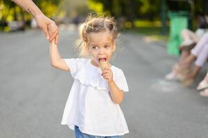 pequeño caucásico niña 3 años antiguo come hielo crema de cerca retrato foto