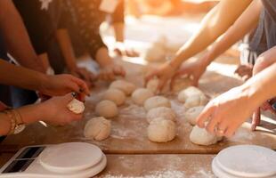 de cerca manos formando masa pelotas para horneando bollos en un de madera mesa durante fabricar. culinario Maestro clases foto