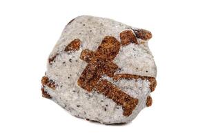 macro mineral Roca estaurolita en un blanco antecedentes foto