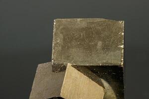 macro mineral pirita Roca en un negro antecedentes foto