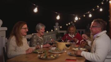 une groupe de gens grillage du vin à une dîner table video