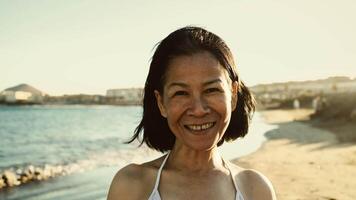 ett äldre kvinna leende på de strand video