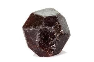 macro mineral Roca granate, en un blanco antecedentes foto