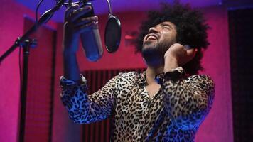 een Mens met een afro in een opname studio video