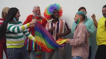 une groupe de gens en portant une arc en ciel drapeau video