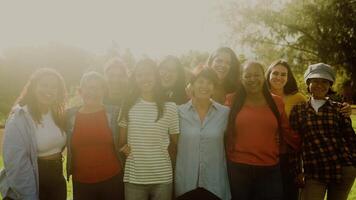 un' gruppo di donne in piedi insieme nel un' campo video