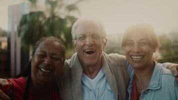 tre persone sorridente e ridendo insieme video