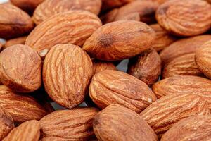 macro almendra nueces en un blanco antecedentes foto