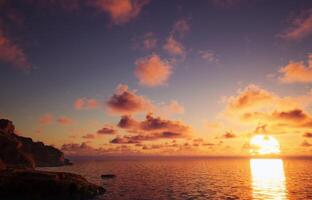 faul Meer Sonnenuntergang in der Nähe von felsig Ufer - - schön warm Himmel und Wolken - - 4k Profi res 60 fps video